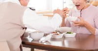 戴假牙吃东西，牙痛怎么办？